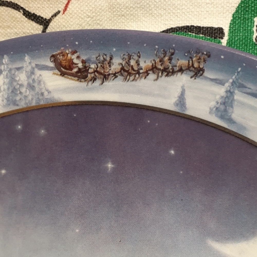 Santa Collectable Plate - Picture 3 of 10